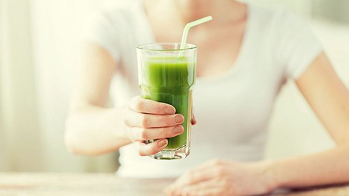 Uống nước ngải cứu tươi có tác dụng gì với phụ nữ?